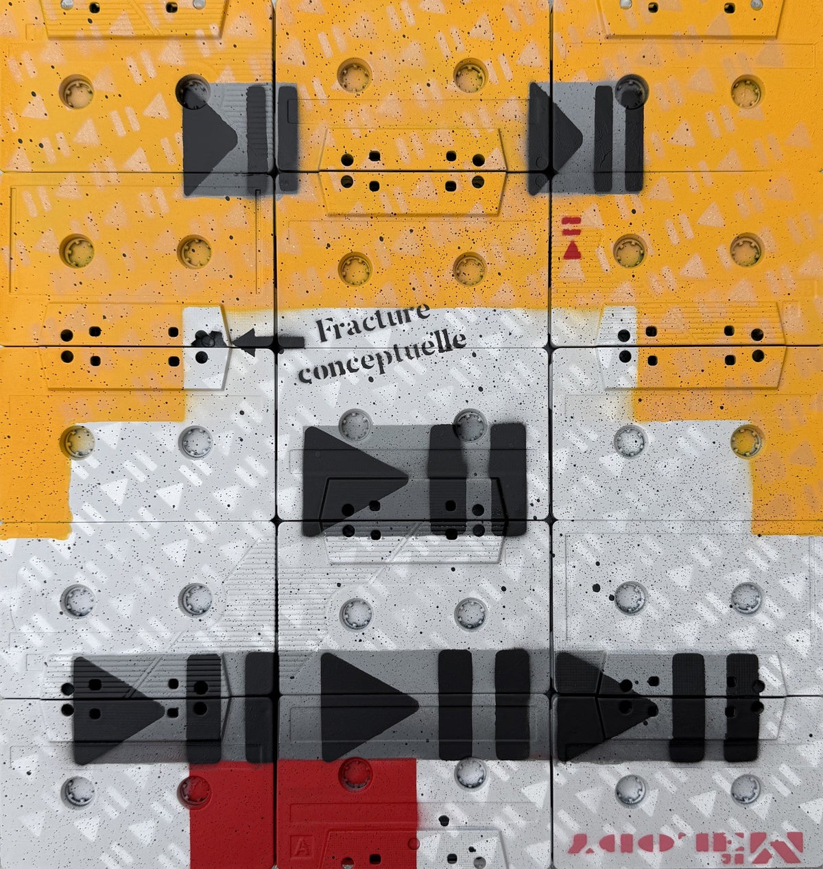 Sculpture en cassettes audio à l'aérosol et technique mixte représentant Mr Oizo, de MR MELODY, 30 x 32 cm