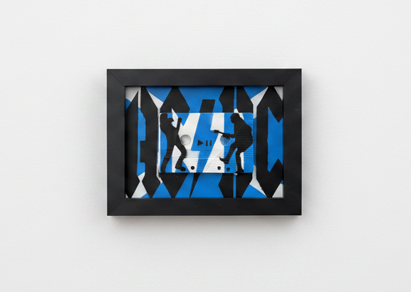 Sculpture Back in Black - ACDC de MR MELODY dans un intérieur – 15 × 20 cm