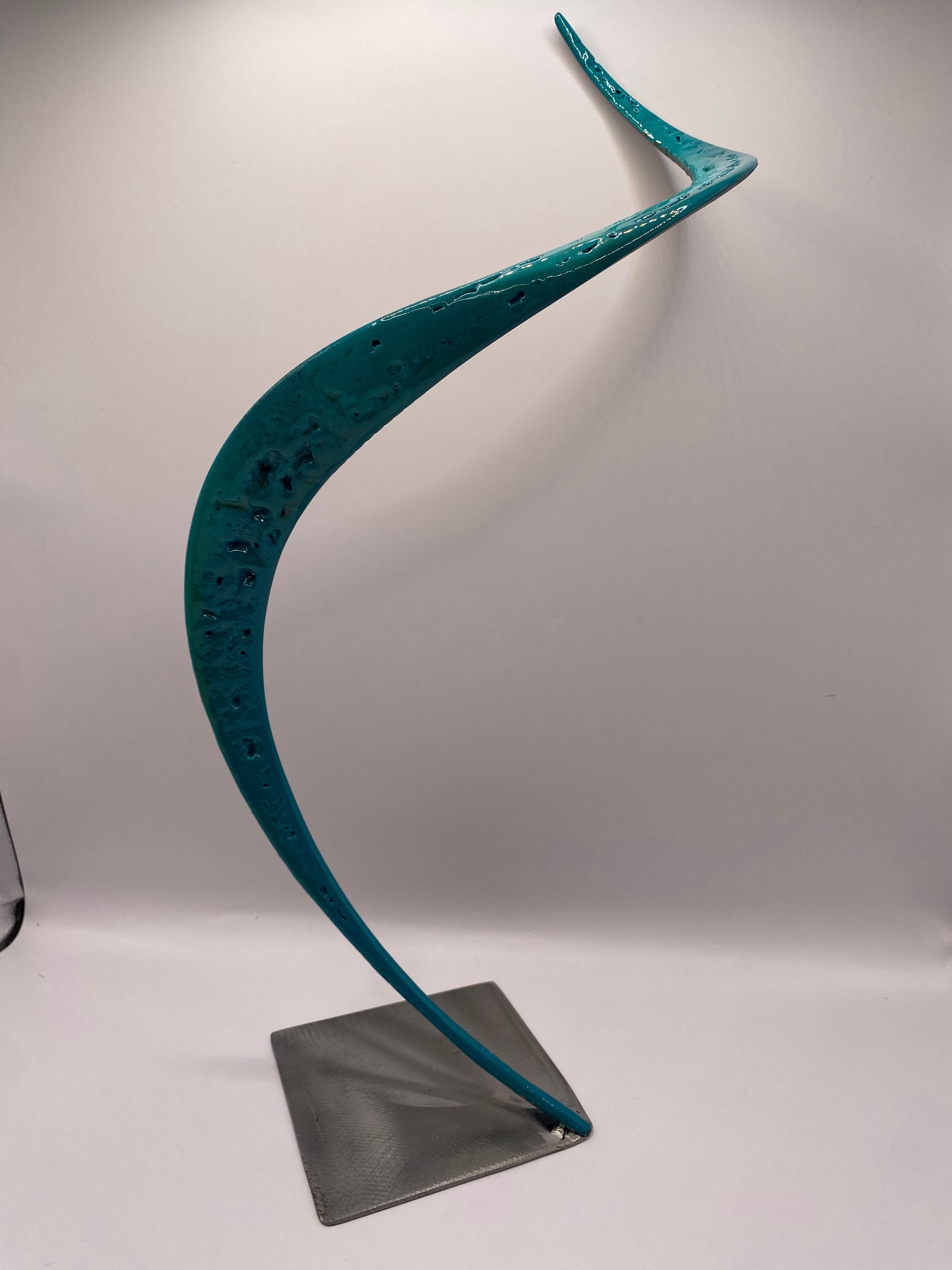 Sculpture petit format bleu RIBBON BLUE – SERGE GUARNIERI – 15 × 35 cm