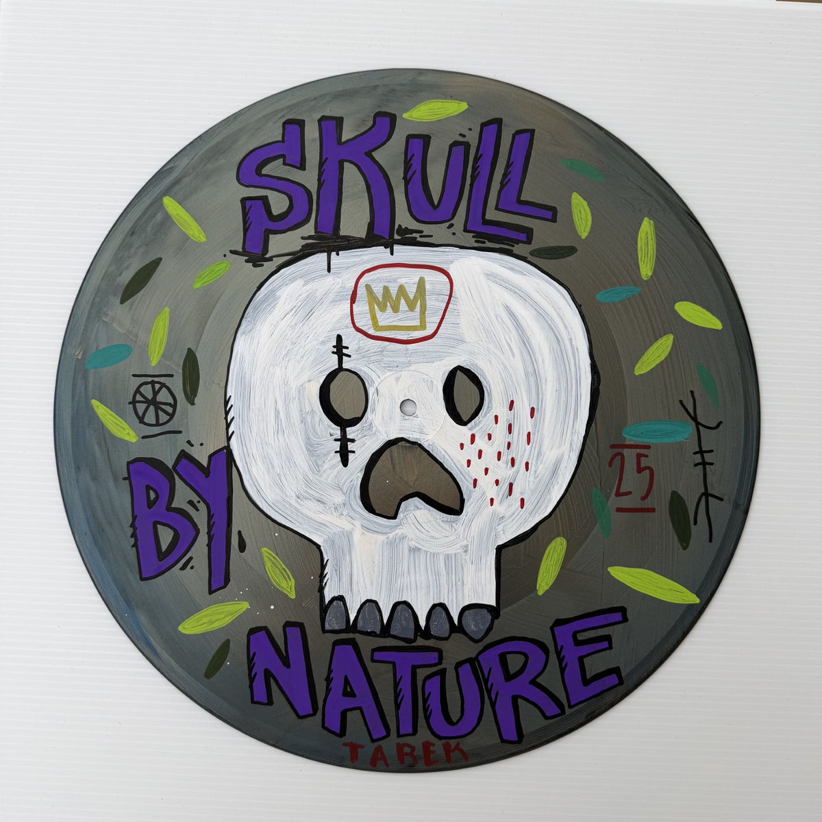 Sculpture petit format chrome et gris Vinyl Skull by Nature – TAREK – 30 × 30 cm