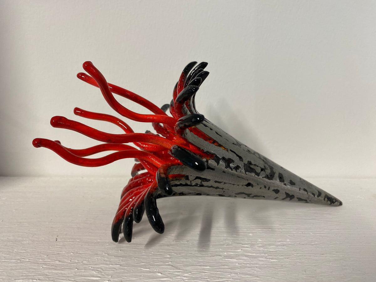Sculpture petit format gris et rouge ANEMONIA 3 – SERGE GUARNIERI – 23 × 12 cm
