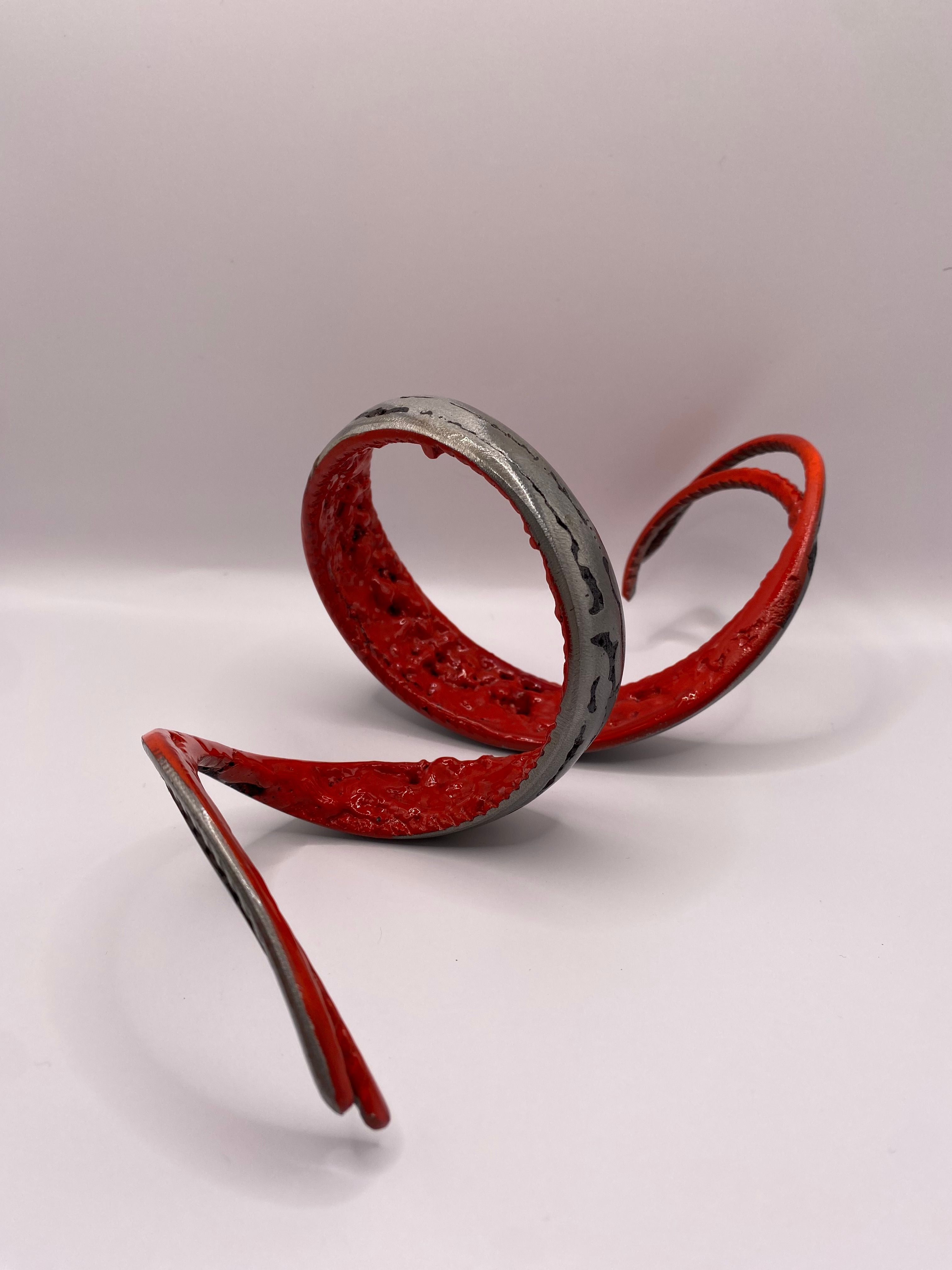 Sculpture petit format gris et rouge SPIRALE ROUGE – SERGE GUARNIERI – 21 × 7 cm