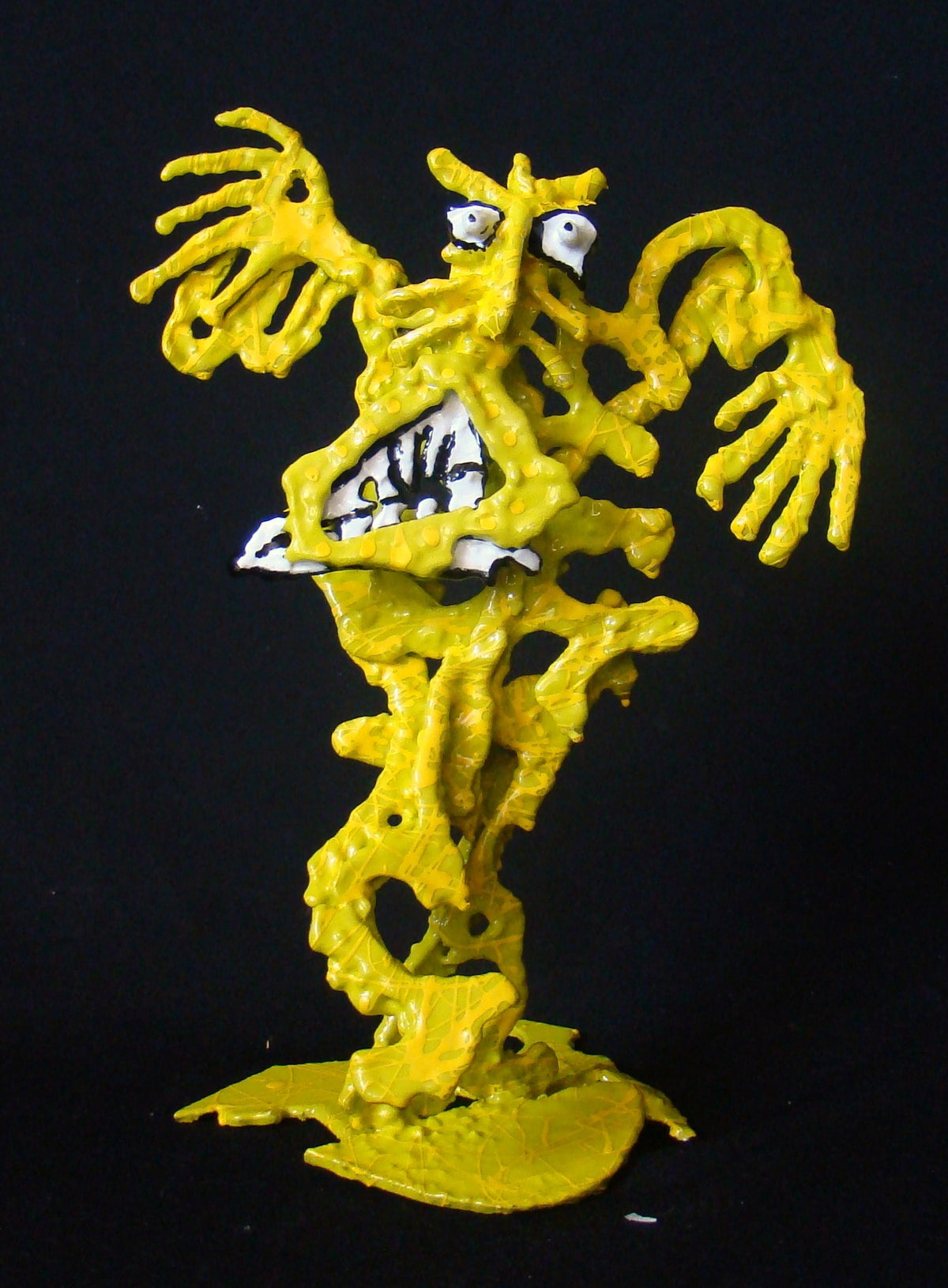 Sculpture en technique mixte sur métal jaune de Michadu, petit format 20 x 34 cm