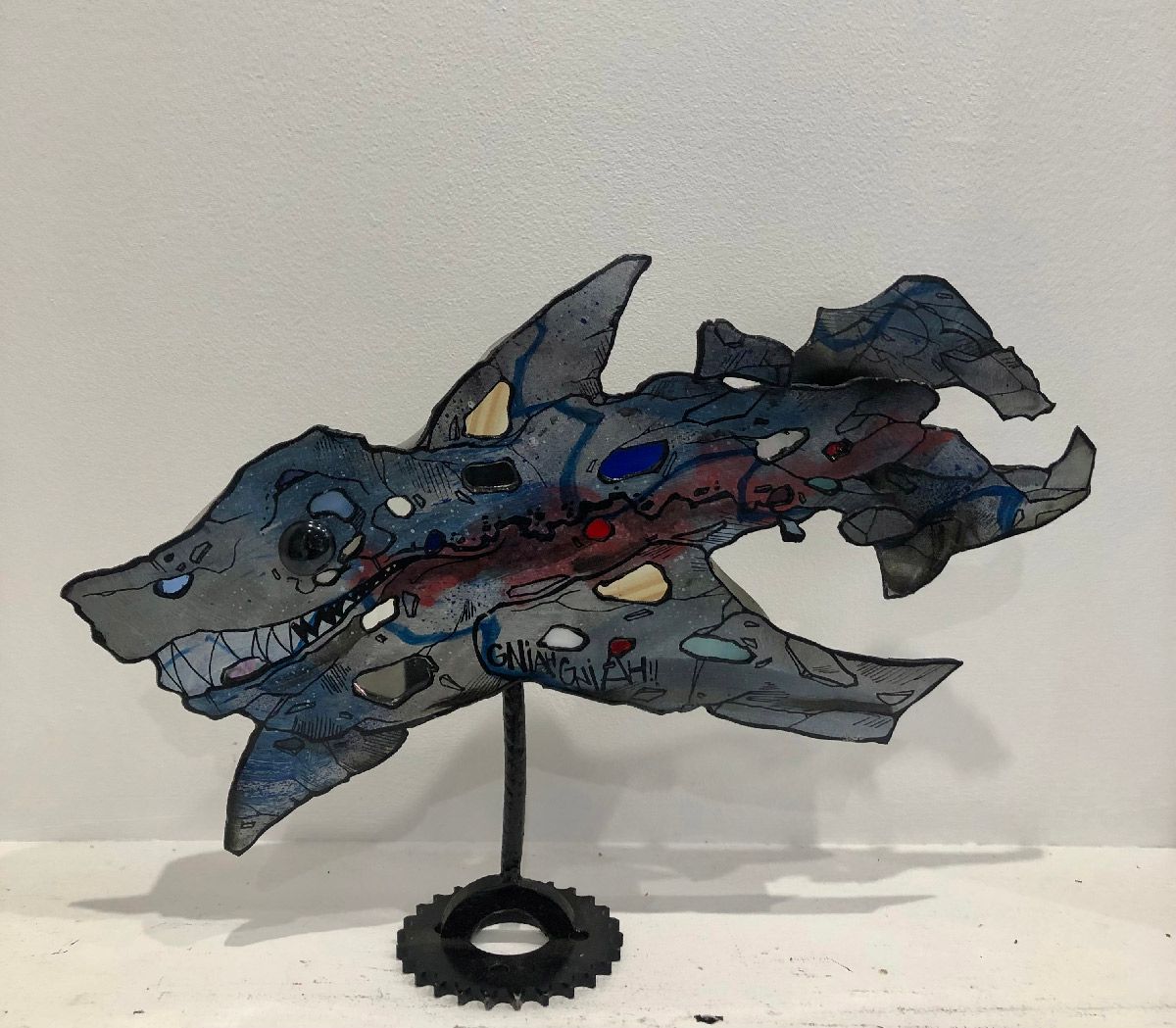 Sculpture de EMER a pour titre  Shark style street pop art dim : EMERprix:170