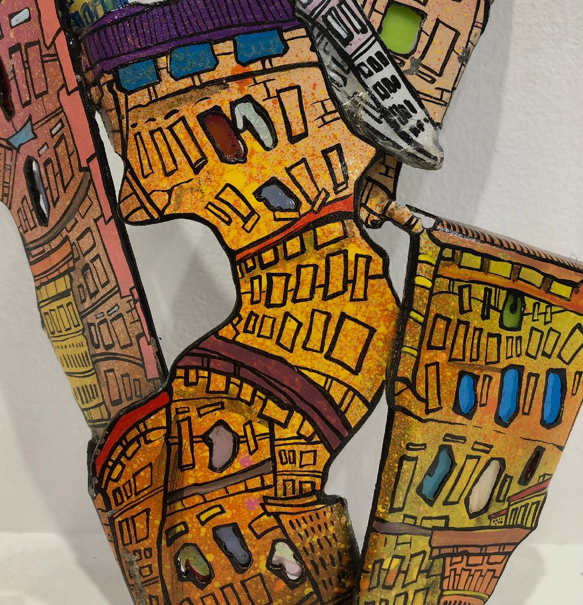 Sculpture de EMER a pour titre  Ville style street pop art dim : EMERprix:140