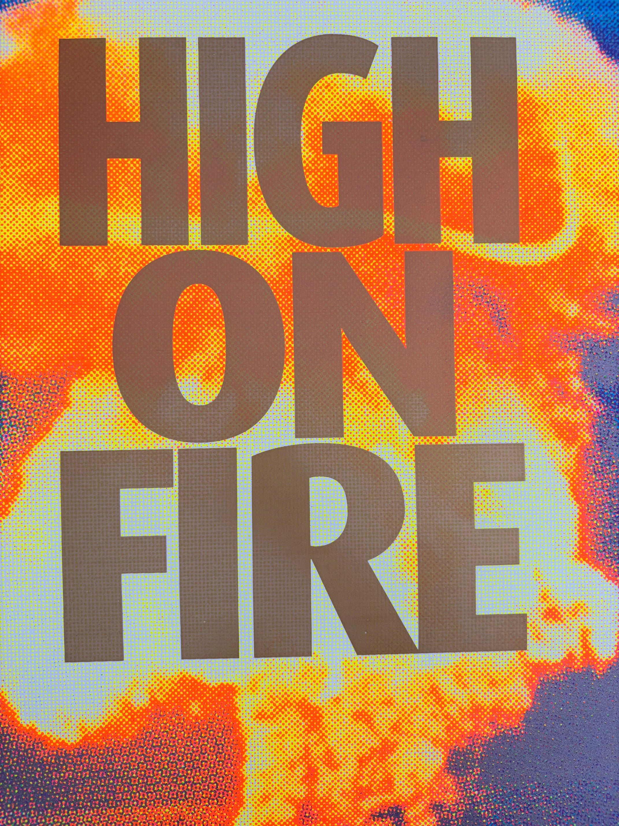 Serigraphie HIGH ON FIRE 2006 de CHUCK SPERRY dans un intérieur – 89 × 59 cm