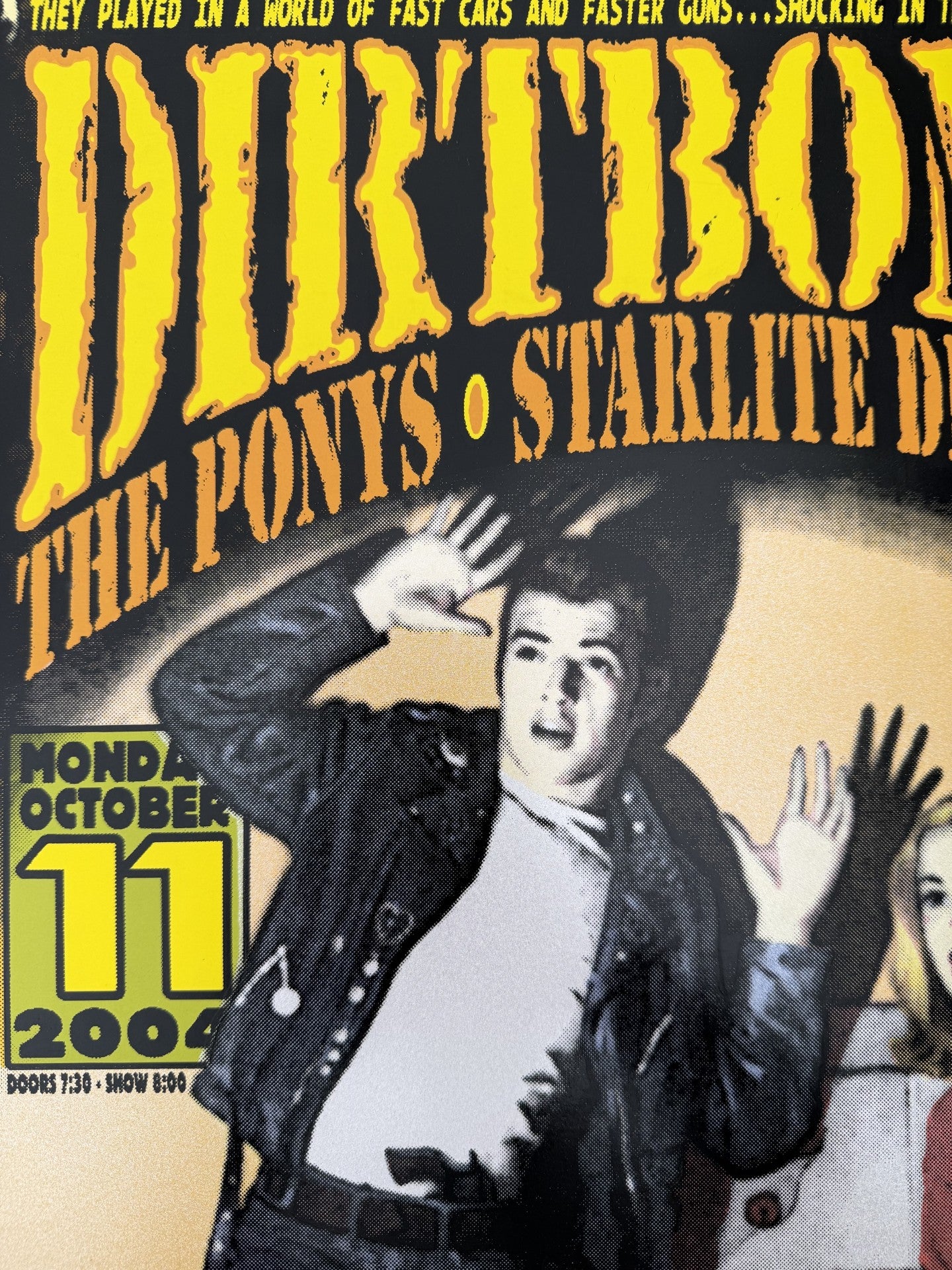 Serigraphie Dirtbombs 2004 de CHUCK SPERRY dans un intérieur – 63 × 43 cm