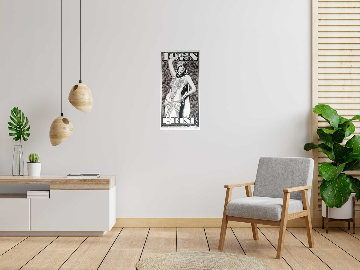 Serigraphie JOHN PRINE test bronze de CHUCK SPERRY dans un intérieur – 44 × 89 cm