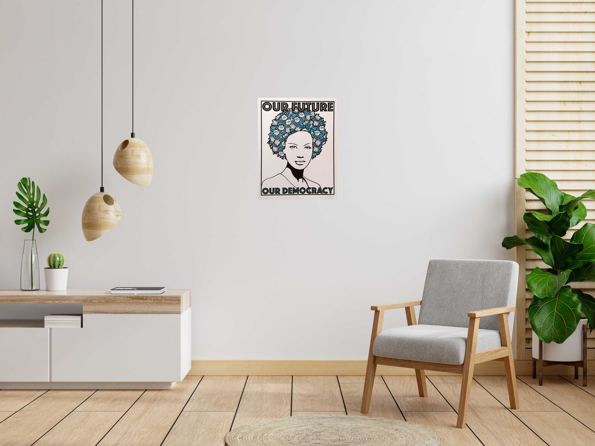 Serigraphie OUR FUTURE, OUR DEMOCRACY test bleu de CHUCK SPERRY dans un intérieur – 53 × 68 cm