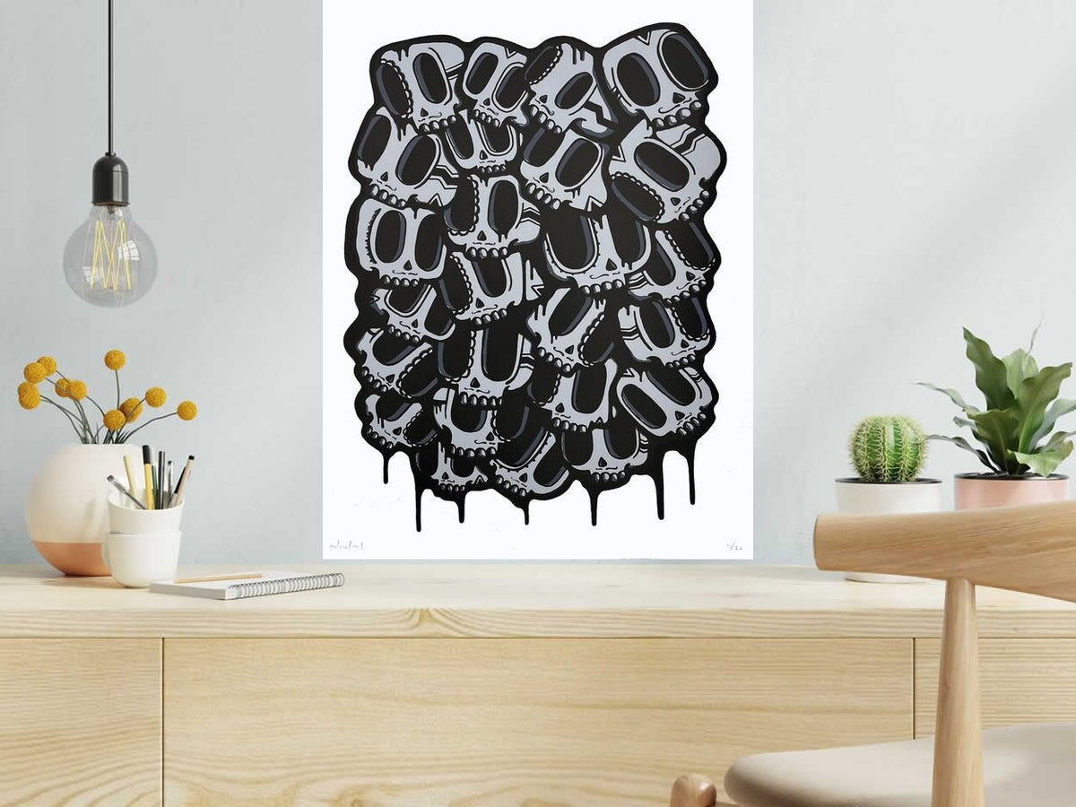 Serigraphie Dia de Muertos gris de NININ dans un intérieur – 50 × 65 cm