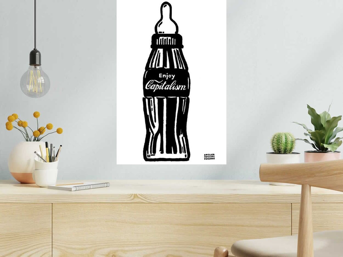Serigraphie ENJOY CAPITALISM de DUGUDUS dans un intérieur – 40 × 60 cm