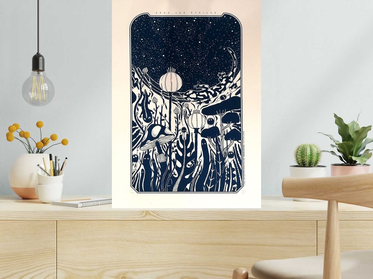 Serigraphie SOUS LES ETOILES Regular de JIBE dans un intérieur – 50 × 70 cm