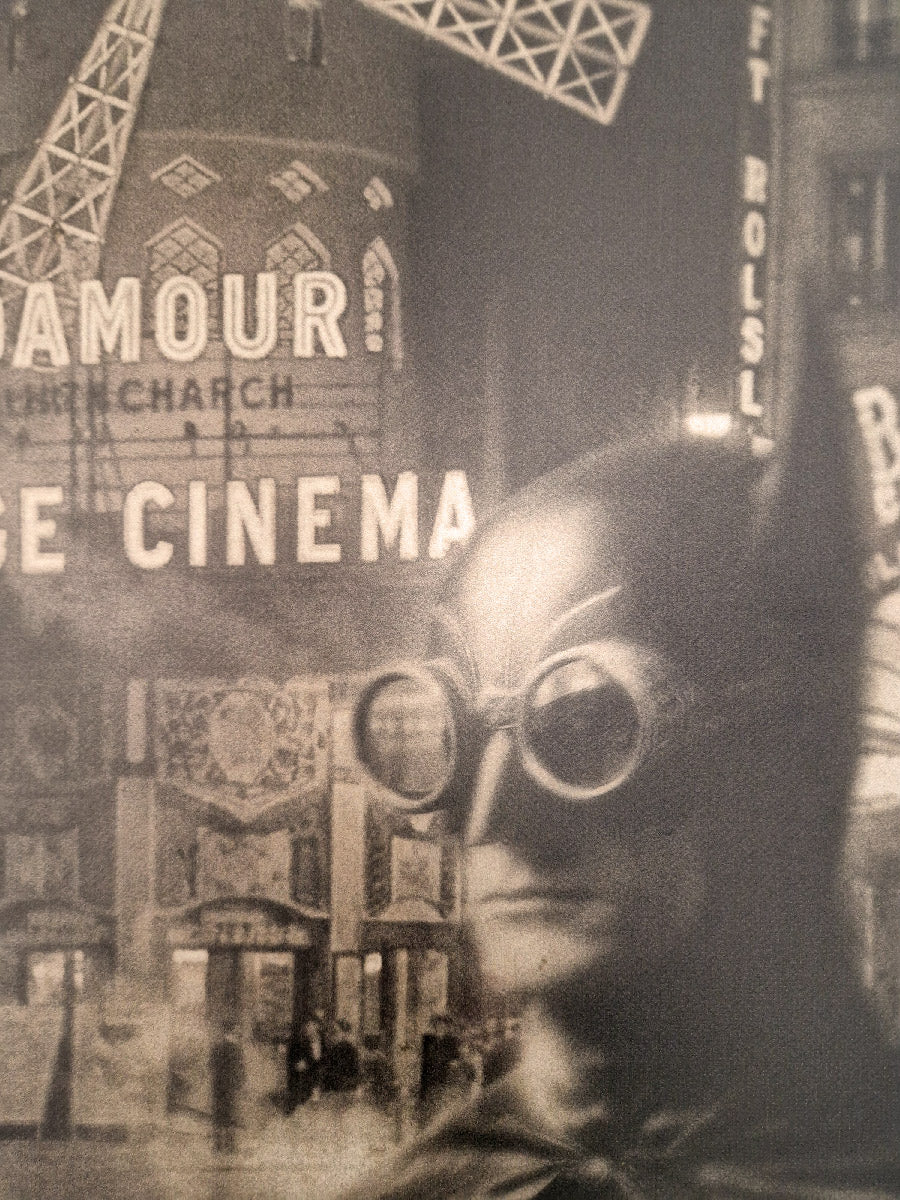 Serigraphie Batman@MoulinRouge de REMY POSCAR dans un intérieur – 90 × 60 cm
