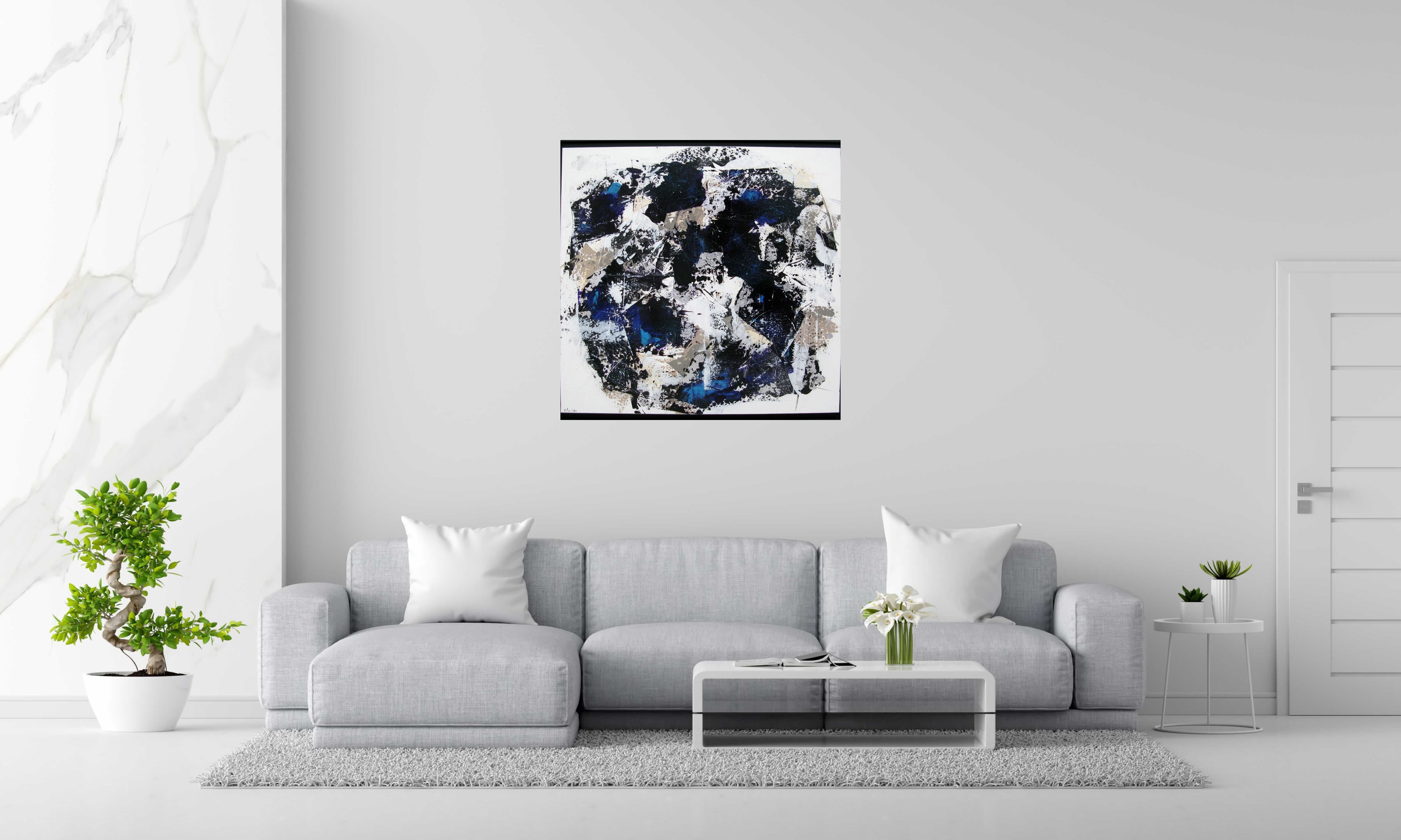 Tableau Fragments - Bleu smalt de CELINE WEBER dans un intérieur – 100 × 100 cm