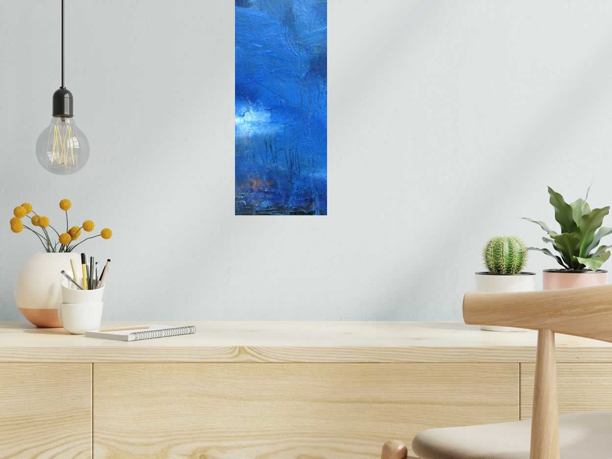 Tableau BLUE WATER de PASCALE JACQUEMOND dans un intérieur – 68 × 29 cm