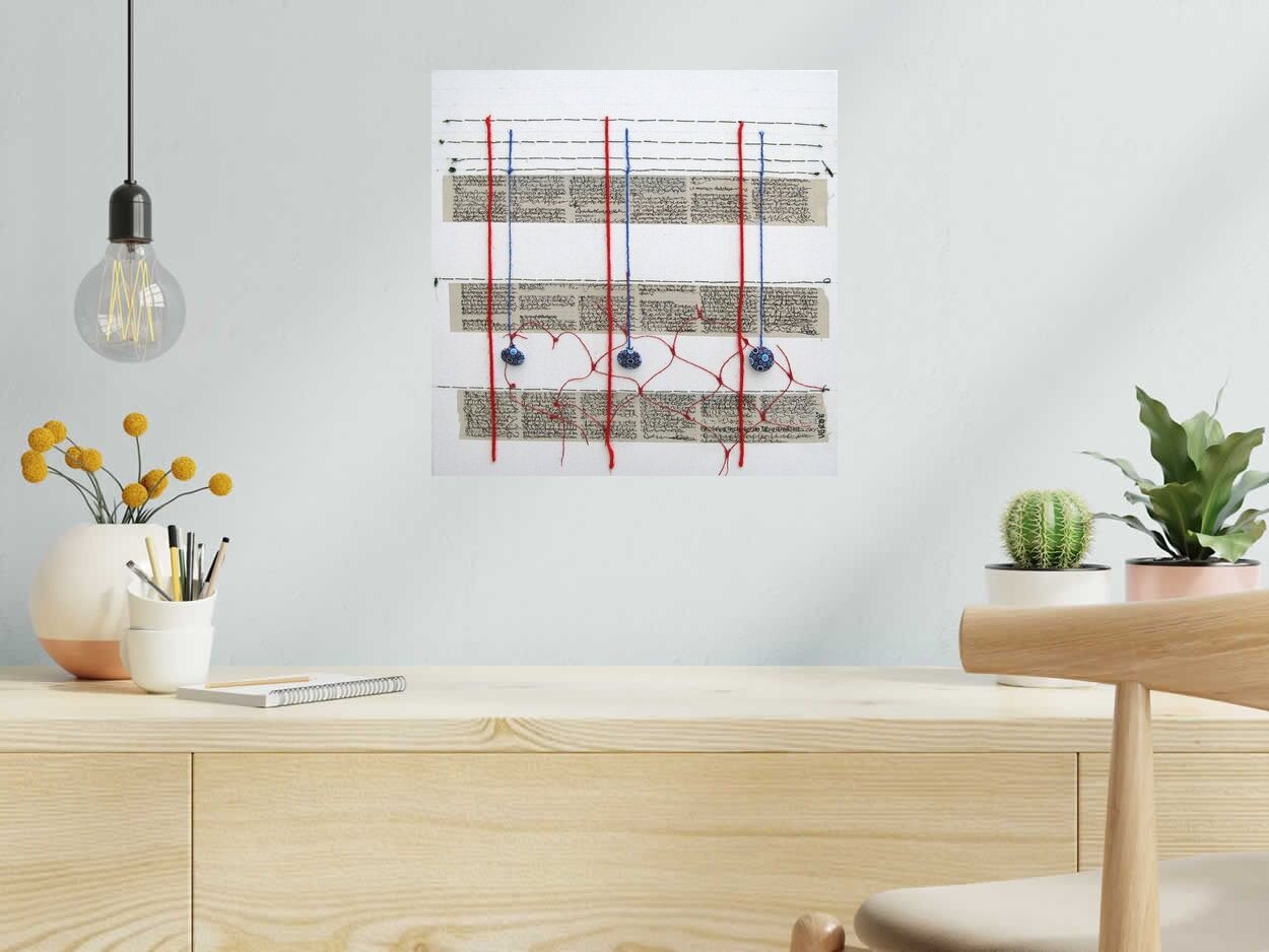 Tableau SUSPENDU A UN FIL de VEROE dans un intérieur – 40 × 40 cm