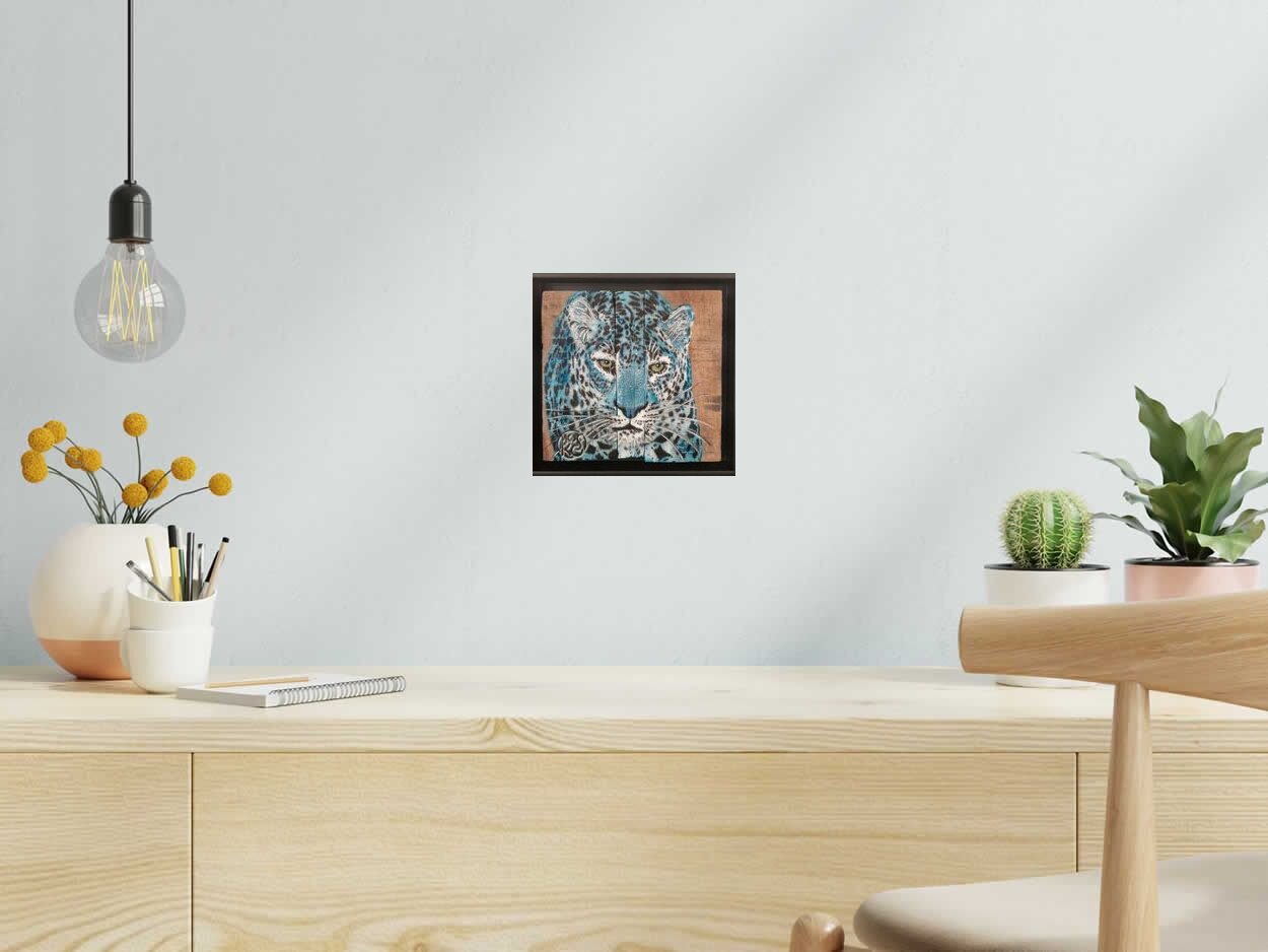 Tableau Panthère bleue face de MOSKO dans un intérieur – 20 × 20 cm