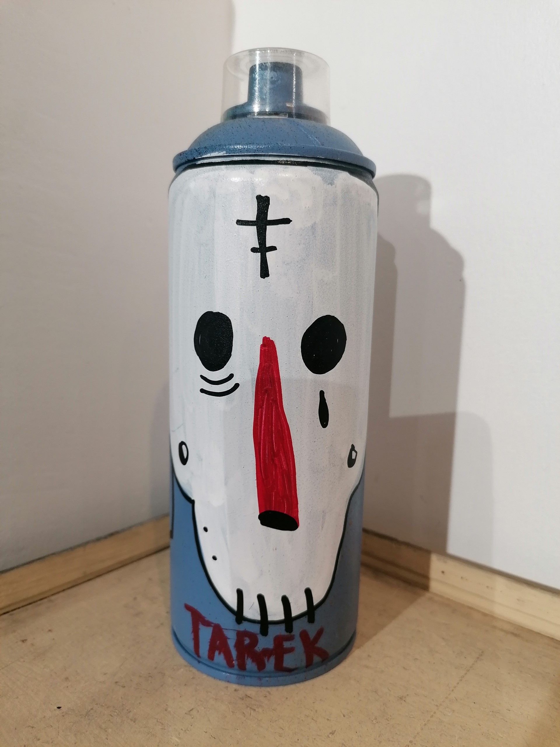 Sculpture de TAREK a pour titre  WHITE MASK ON BLUE style street pop art dim : TAREKprix:60