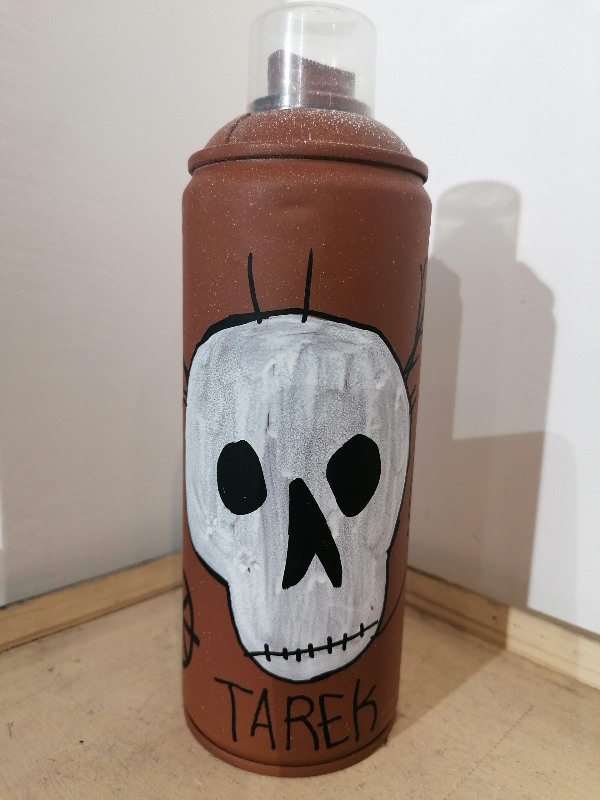 Sculpture de TAREK a pour titre  SKULL CHOCO AU LAIT style graphique dim : TAREKprix:60