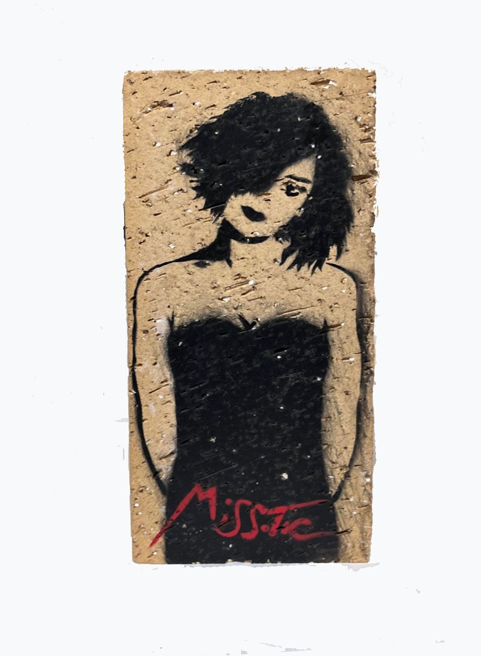Sculpture de MISS TIC a pour titre  J'AIME SANS PITIE style street pop art dim : MISS TICprix: