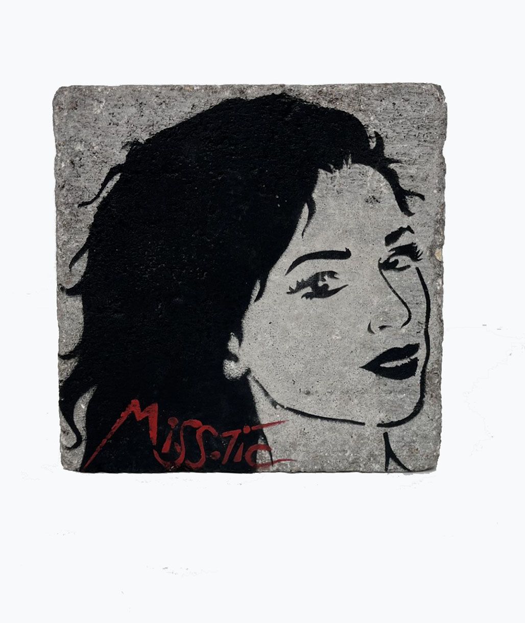 Sculpture de MISS TIC a pour titre  L'AMOUR REVE D'AMOUR style street pop art dim : MISS TICprix: