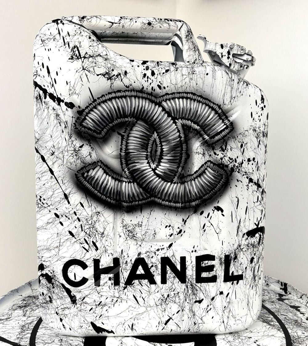 Sculpture de JUG a pour titre  Jerrican Chanel style street pop art dim : JUGprix:690