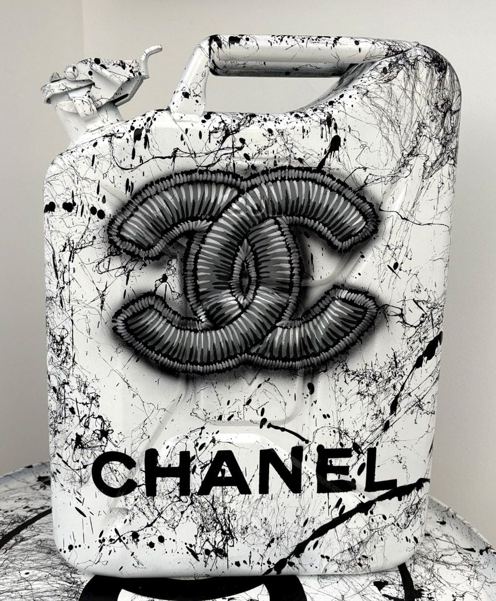 Sculpture de JUG a pour titre  Jerrican Chanel style street pop art dim : JUGprix:690