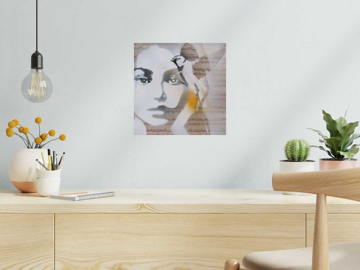 Toile Chante à mon oreille de KARO TRASS dans un intérieur – 32 × 32 cm